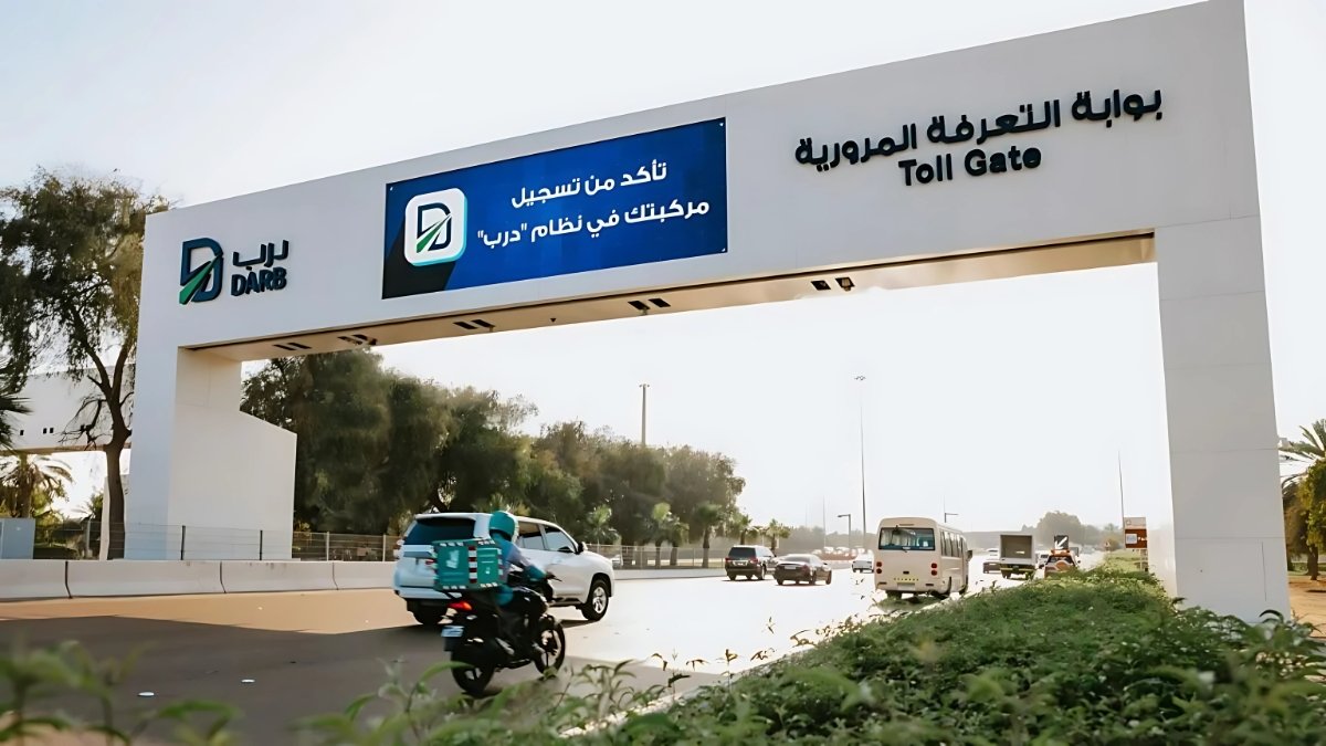 Cars passing through DARB toll gate in Abu Dhabi
